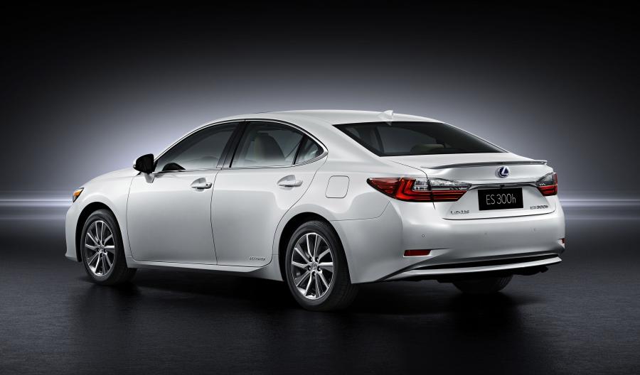  Lexus ES300h 2015 года  (фото 2 из 7)